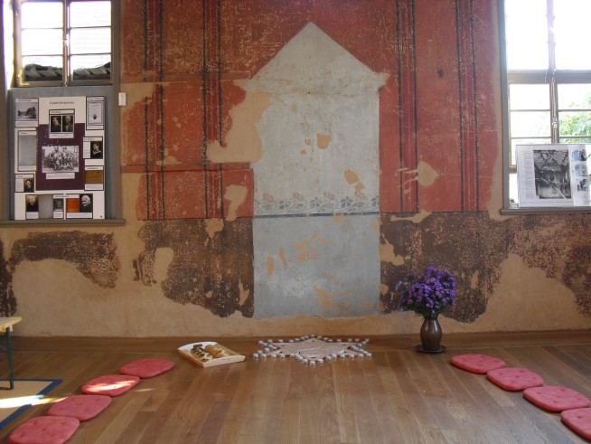 Sitzkissen im Kreis auf dem Boden in der Synagoge